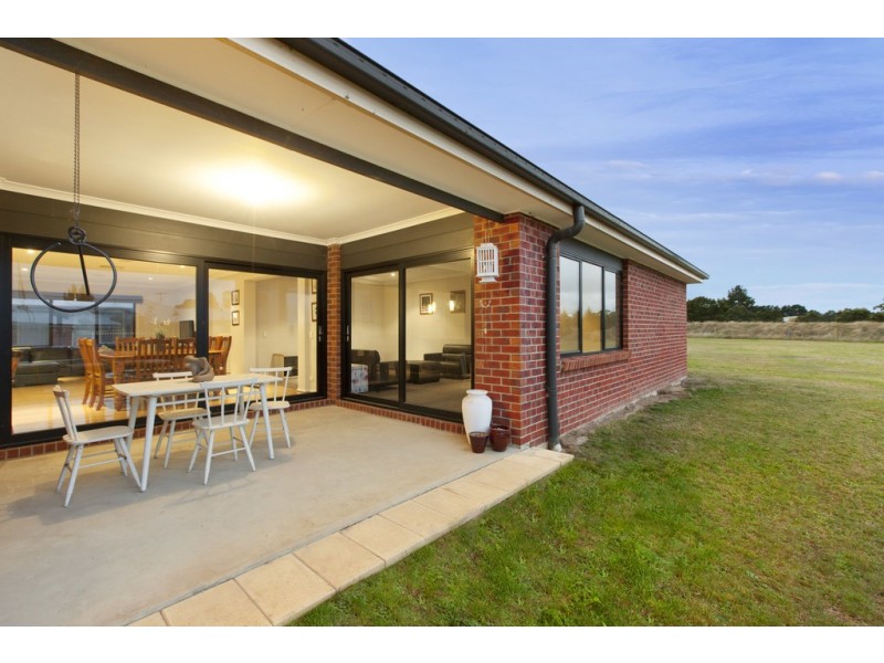 16 Lyon Place, Ballan VIC 3342