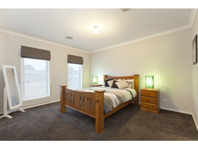 16 Lyon Place, Ballan VIC 3342