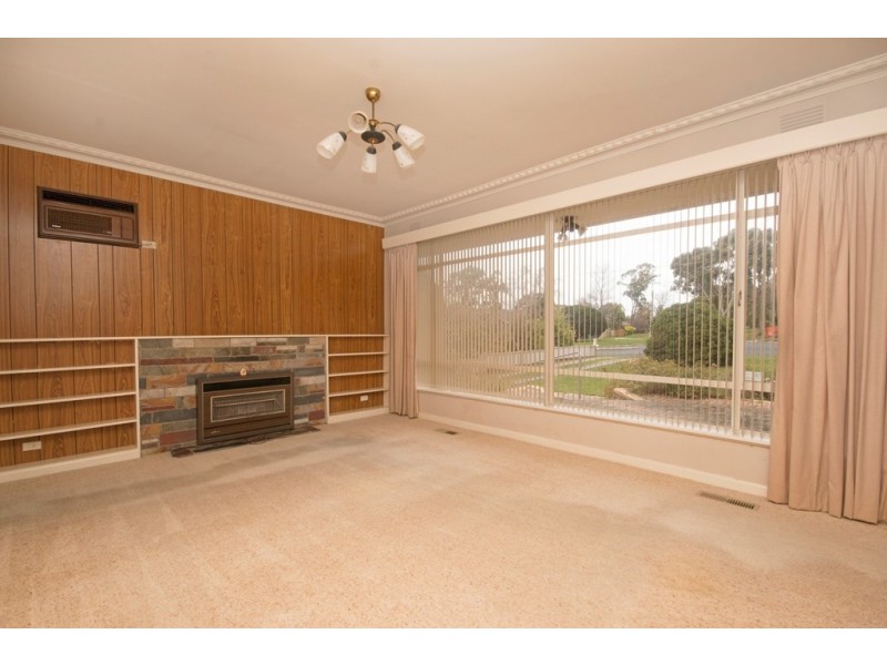 102 Lylia Avenue, Mount Clear VIC 3350