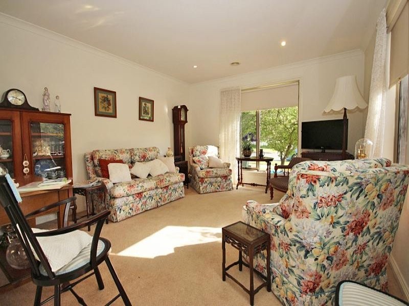 27 Ayrvale Avenue, Lake Gardens VIC 3355