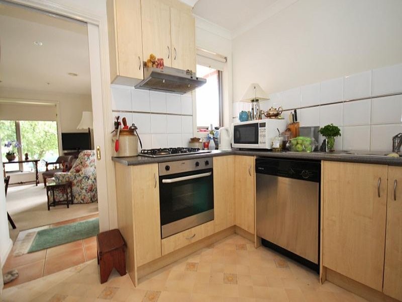 27 Ayrvale Avenue, Lake Gardens VIC 3355