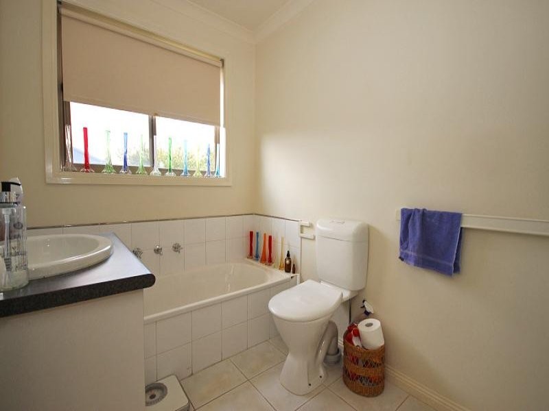 27 Ayrvale Avenue, Lake Gardens VIC 3355