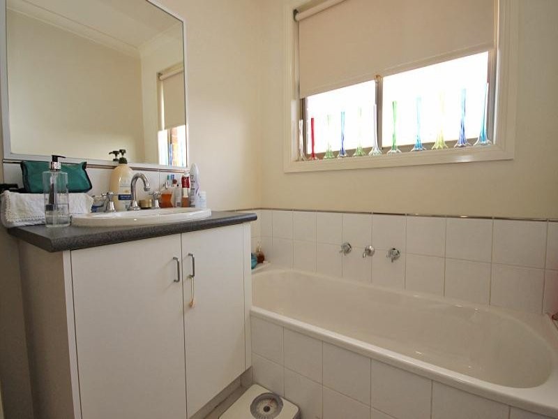 27 Ayrvale Avenue, Lake Gardens VIC 3355