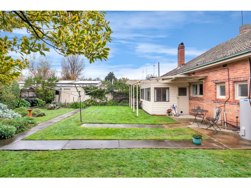 8 Duke Street, Newington VIC 3350
