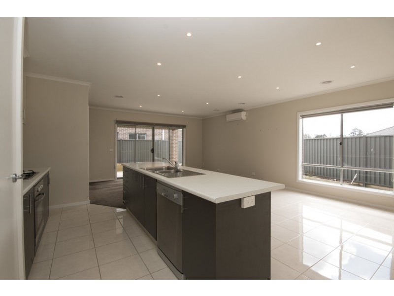 2 Rindle Close, Delacombe VIC 3356