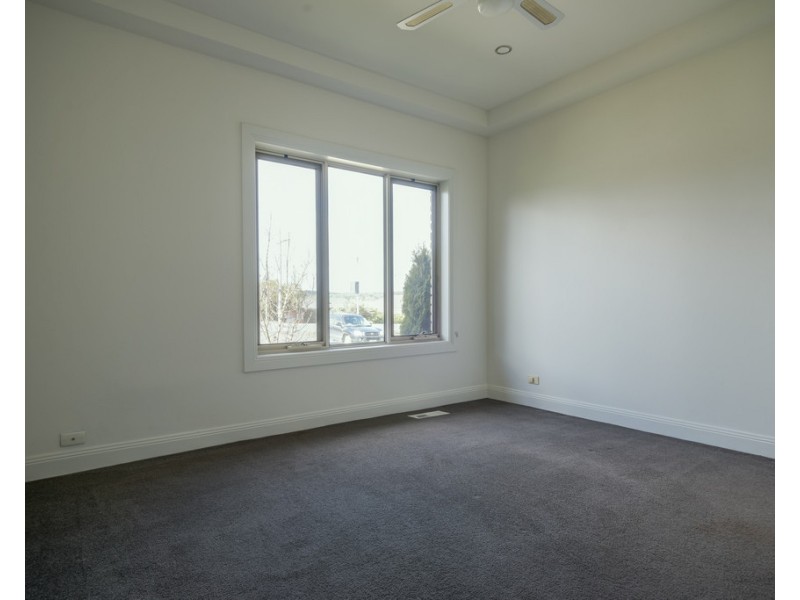 1/332a Albert Street, Sebastopol VIC 3356
