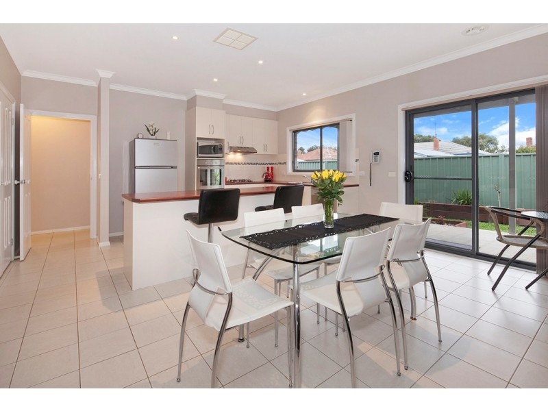 2/19 Westcliffe Crescent, Sebastopol VIC 3356