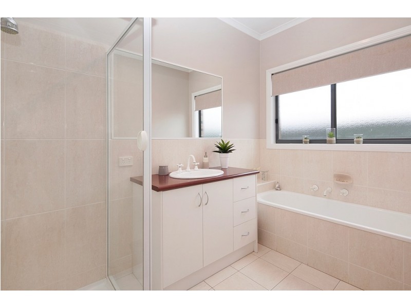 2/19 Westcliffe Crescent, Sebastopol VIC 3356