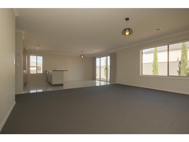 8 Brahman Drive, Delacombe VIC 3356