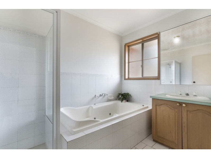 1 Wirilda Court, Mount Helen VIC 3350