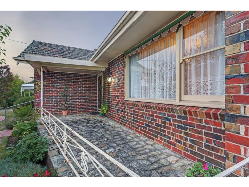 6 Service Street, Lake Wendouree VIC 3350