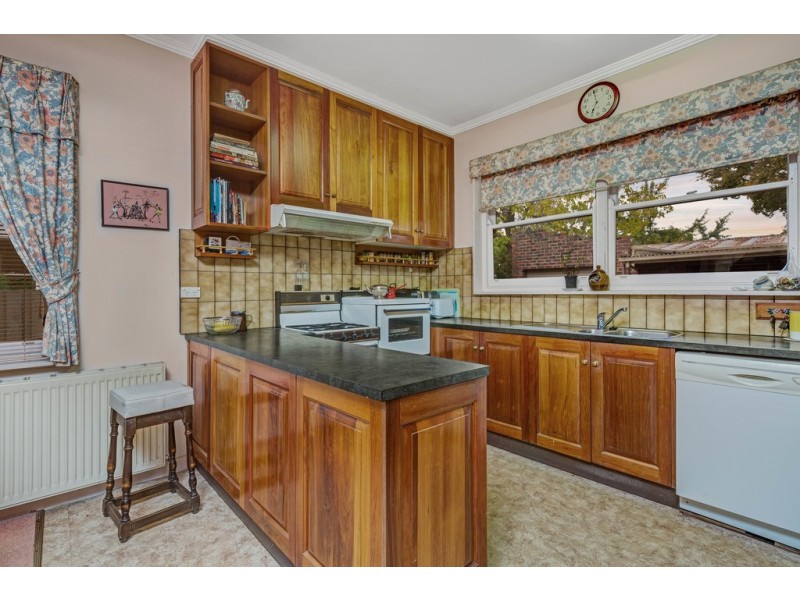 6 Service Street, Lake Wendouree VIC 3350