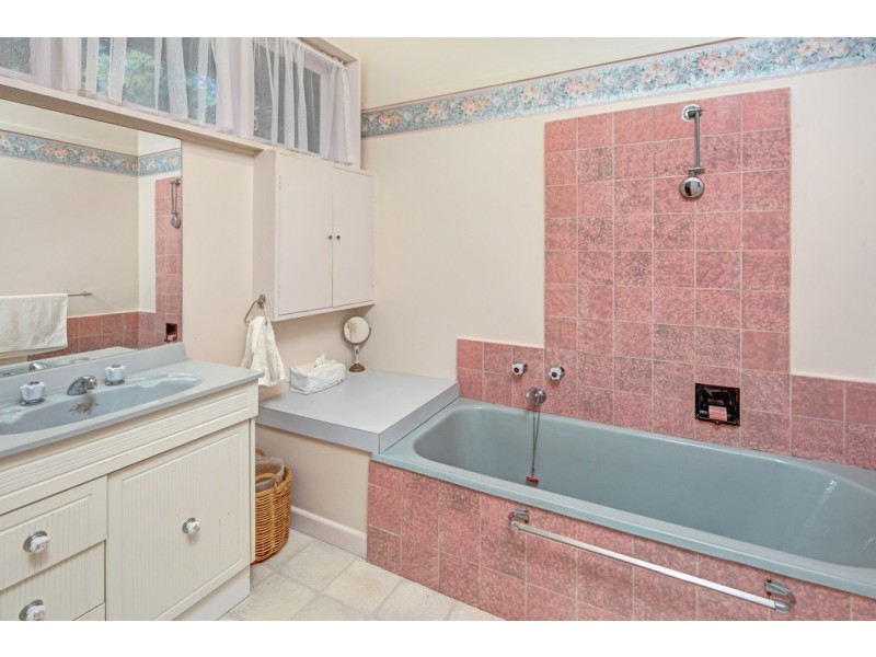 6 Service Street, Lake Wendouree VIC 3350