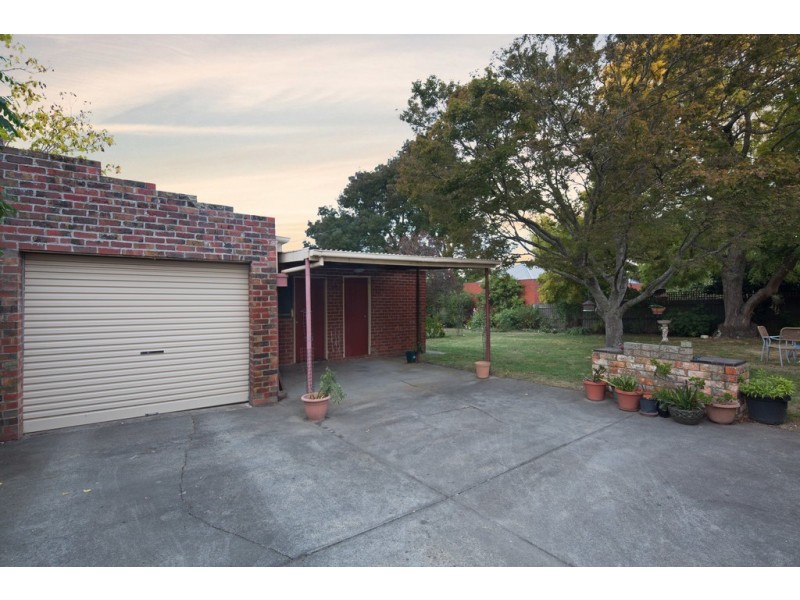 6 Service Street, Lake Wendouree VIC 3350