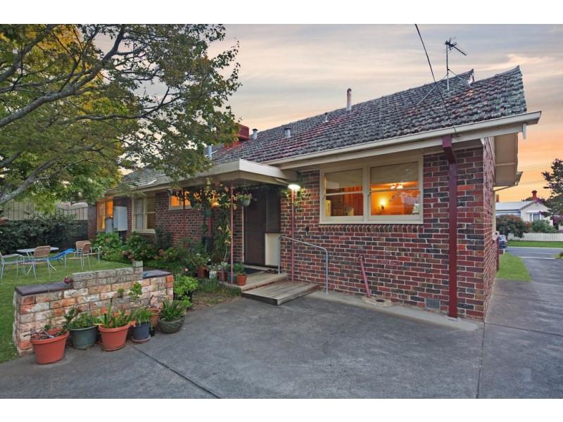 6 Service Street, Lake Wendouree VIC 3350