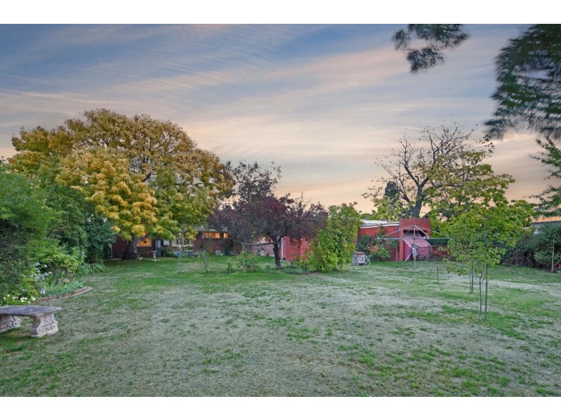 6 Service Street, Lake Wendouree VIC 3350