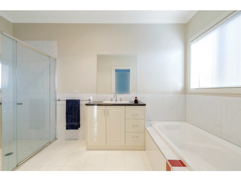 4 Curtin Court, Delacombe VIC 3356