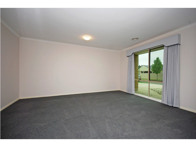 53 St Michaels Place, Lake Gardens VIC 3355