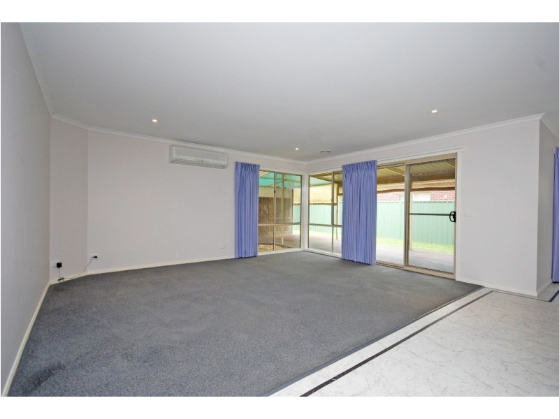 53 St Michaels Place, Lake Gardens VIC 3355