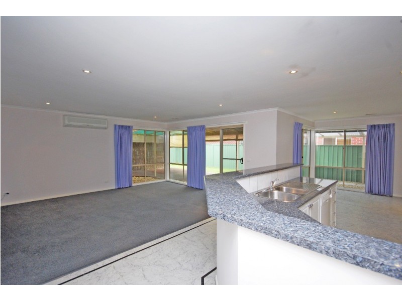 53 St Michaels Place, Lake Gardens VIC 3355