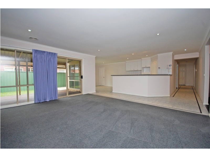 53 St Michaels Place, Lake Gardens VIC 3355