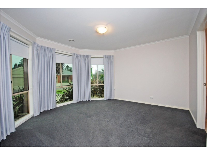 53 St Michaels Place, Lake Gardens VIC 3355