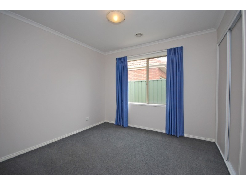 53 St Michaels Place, Lake Gardens VIC 3355