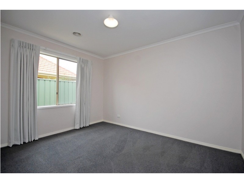 53 St Michaels Place, Lake Gardens VIC 3355