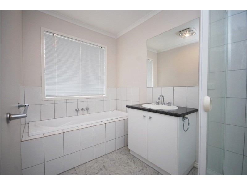 53 St Michaels Place, Lake Gardens VIC 3355