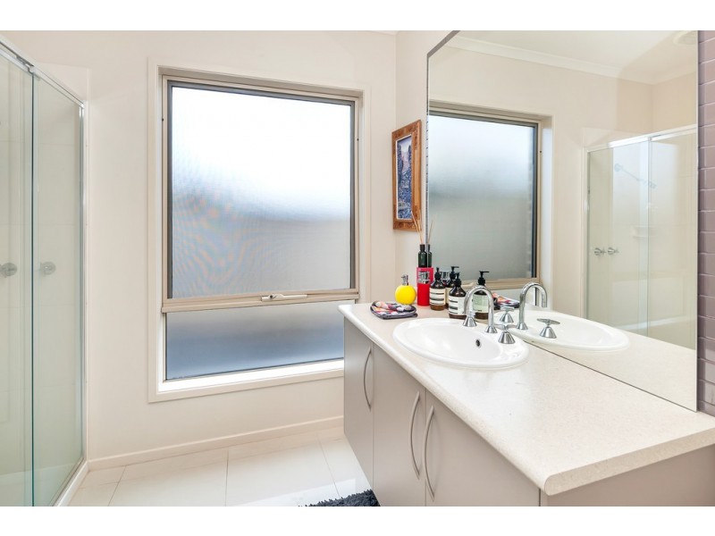 4 Carnaby Way, Canadian VIC 3350