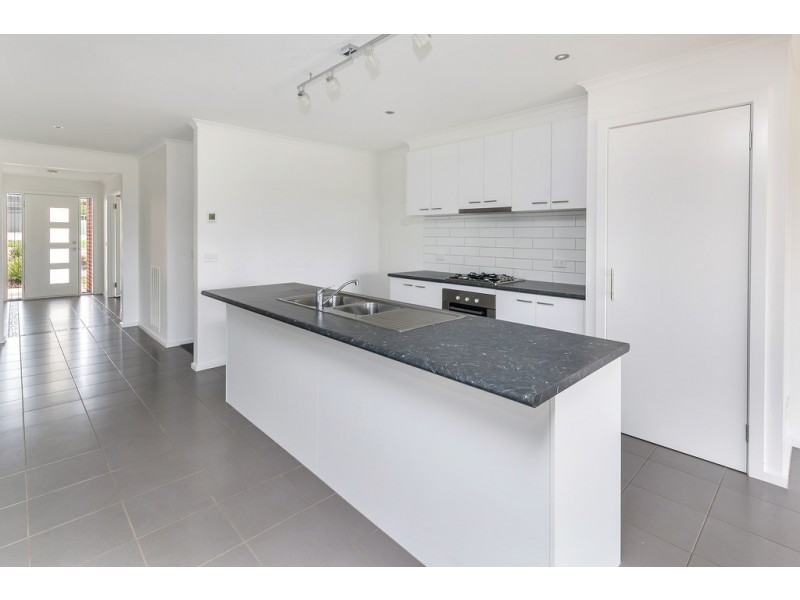 16 Waterside Close, Miners Rest VIC 3352