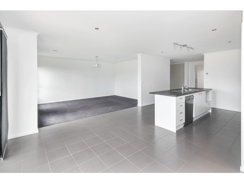16 Waterside Close, Miners Rest VIC 3352