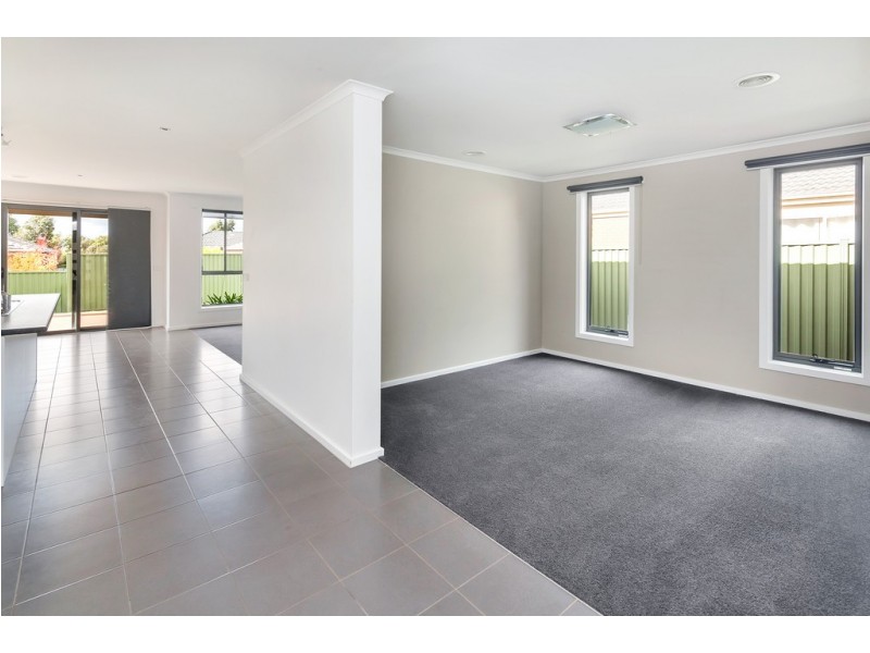 16 Waterside Close, Miners Rest VIC 3352
