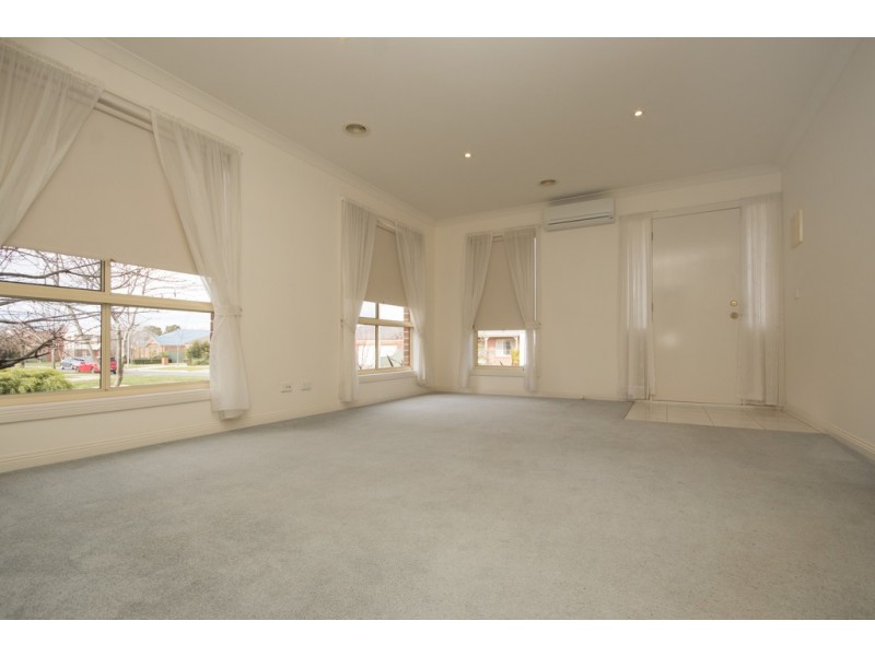 30 Ayrvale Avenue, Lake Gardens VIC 3355