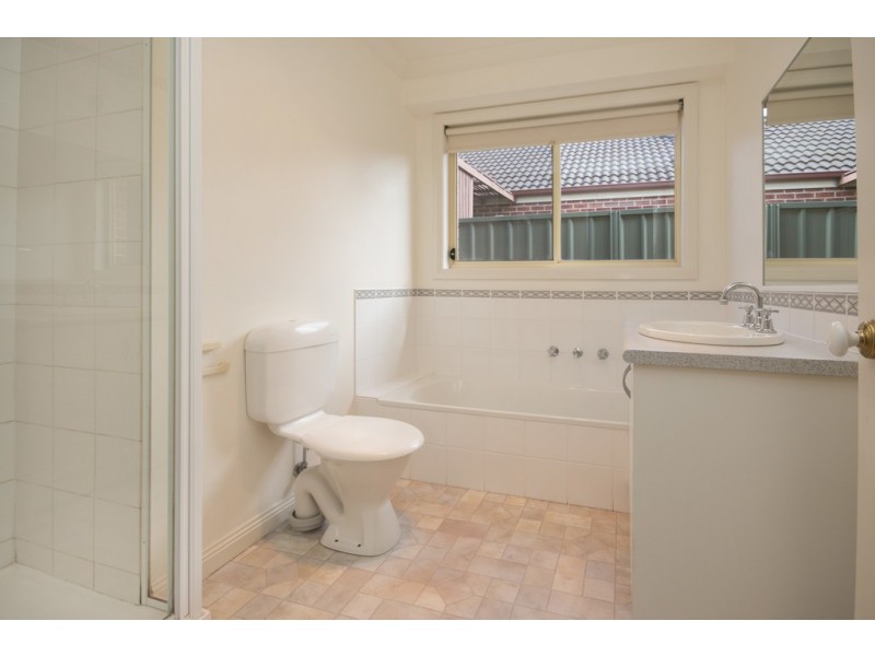 30 Ayrvale Avenue, Lake Gardens VIC 3355