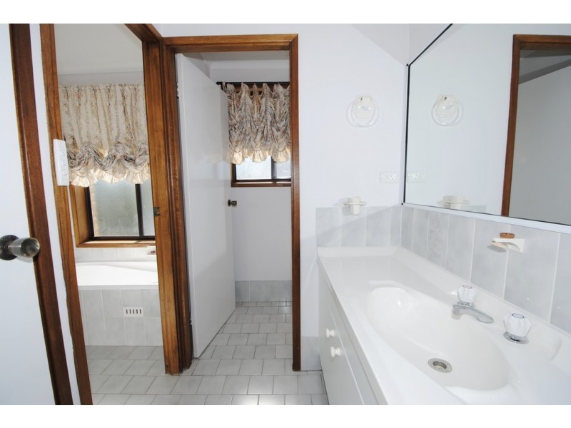 70 Suncrest Avenue, Sussex Inlet NSW 2540