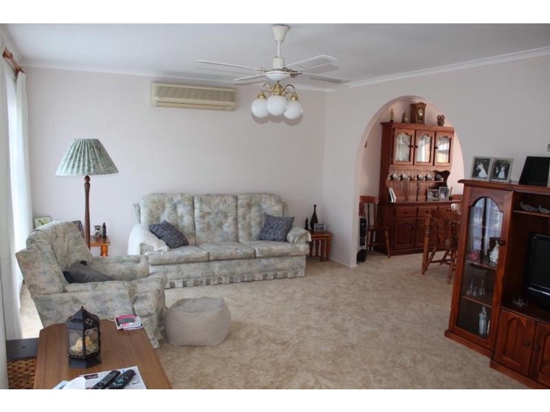 8 Lambs Crescent, Vincentia NSW 2540