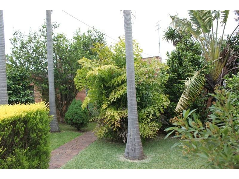 8 Robey Street, Bomaderry NSW 2541