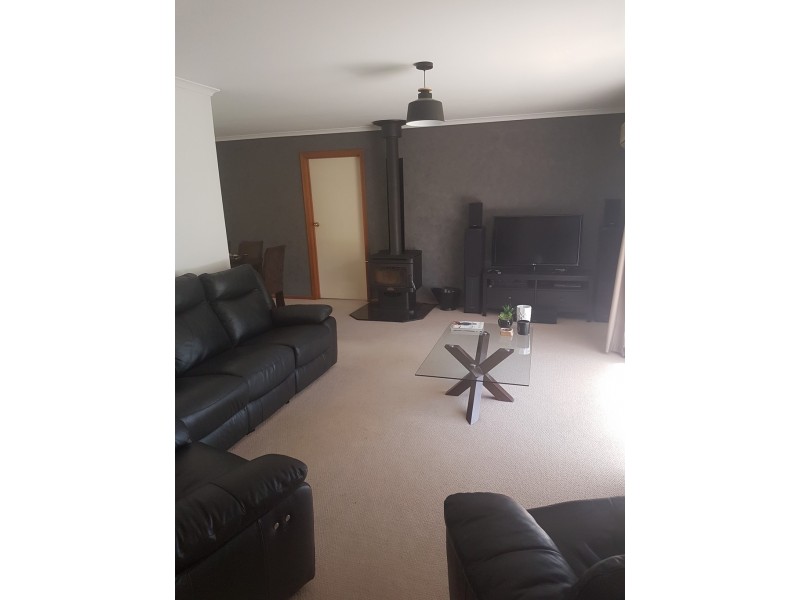 4 Lexcen Grove, Happy Valley SA 5159