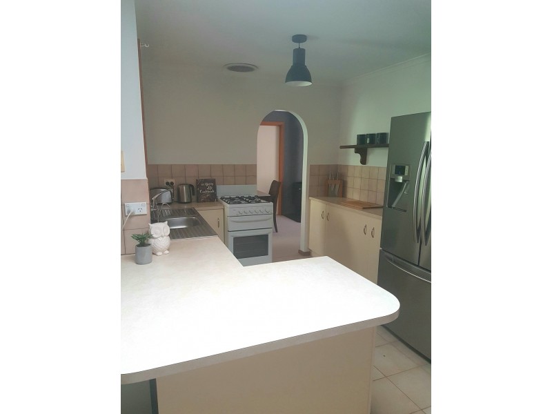 4 Lexcen Grove, Happy Valley SA 5159