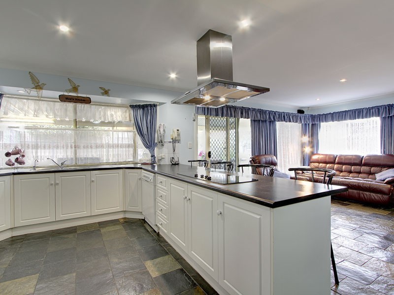 80 Warburton Drive, Woodcroft SA 5162