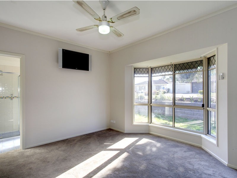 28 Valleyview Crescent, Hackham West SA 5163