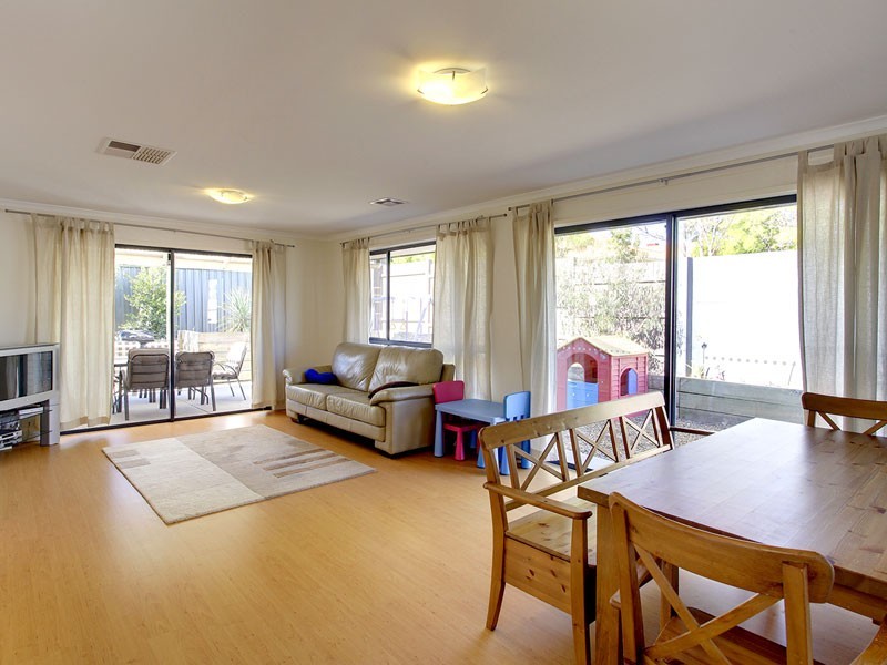 2 Kari Crescent, Huntfield Heights SA 5163