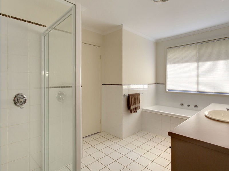 2 Kari Crescent, Huntfield Heights SA 5163