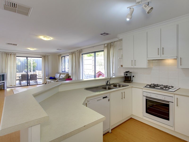2 Kari Crescent, Huntfield Heights SA 5163