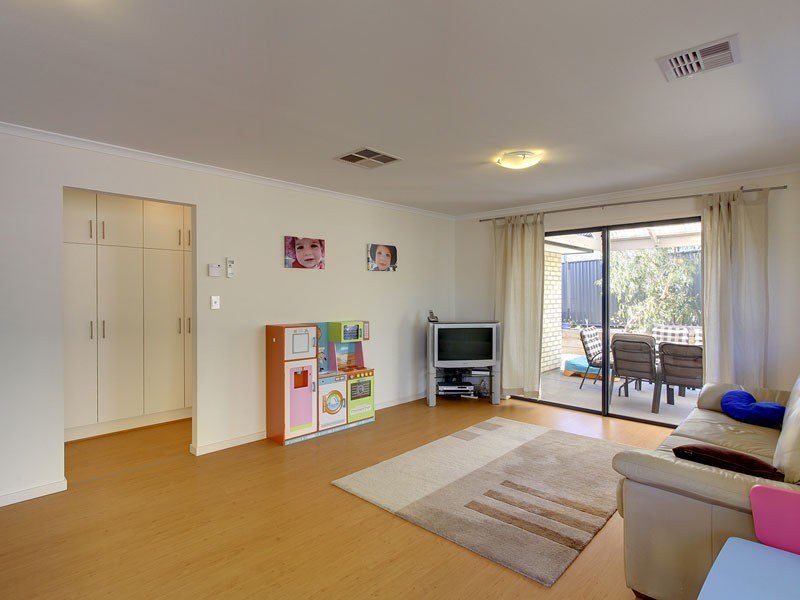 2 Kari Crescent, Huntfield Heights SA 5163