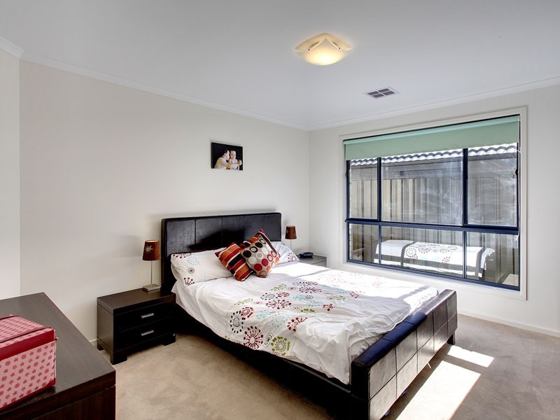 2 Kari Crescent, Huntfield Heights SA 5163