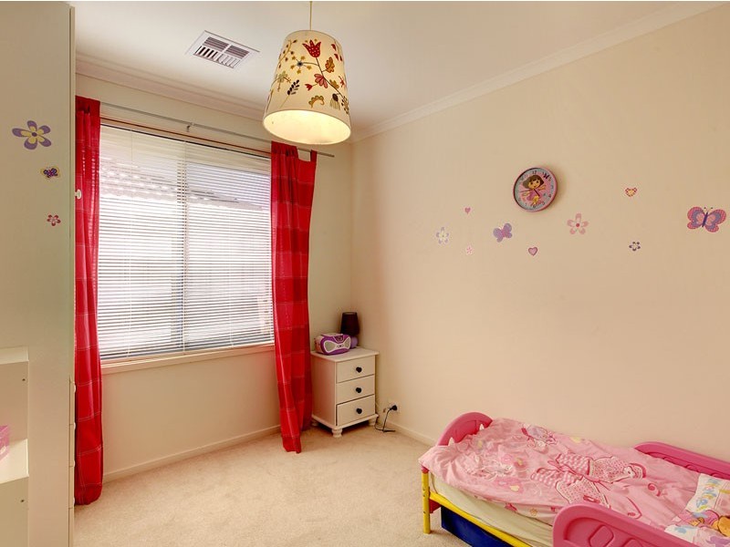 2 Kari Crescent, Huntfield Heights SA 5163