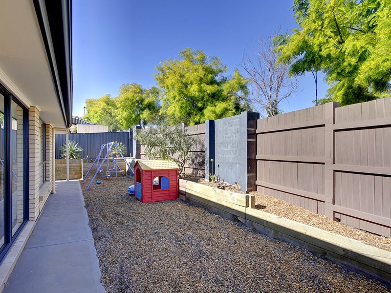 2 Kari Crescent, Huntfield Heights SA 5163