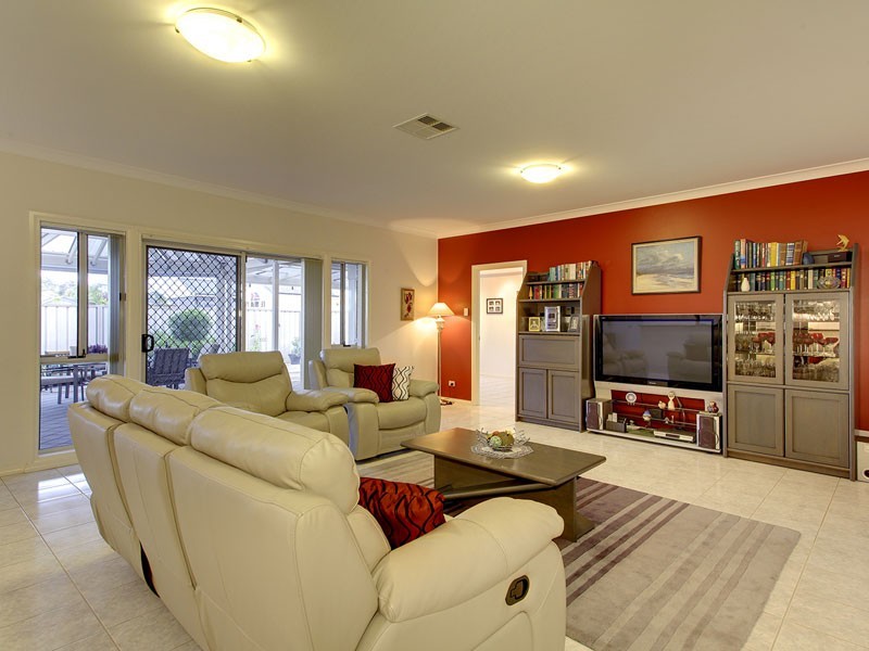 1 Landseer Crescent, Seaford Rise SA 5169